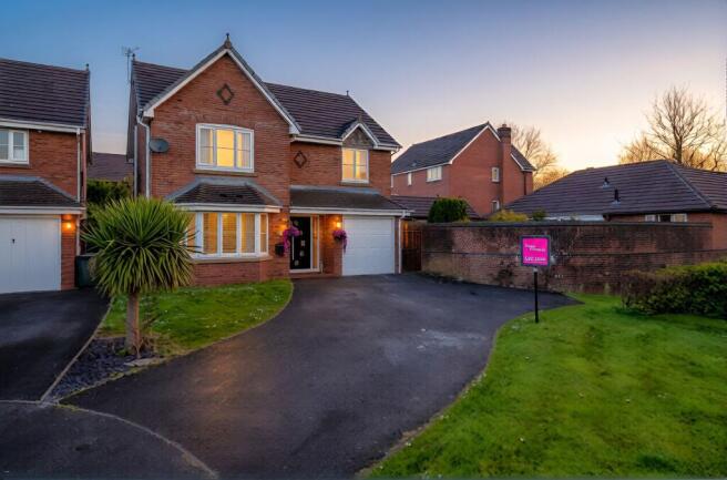 4 bed property, in Delph Way, £389,995