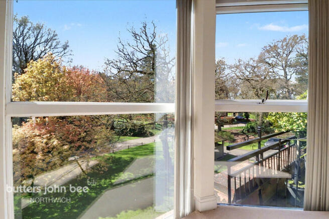 2 bed property, in Kingswood Park, £155,000