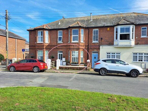 1 bed property, in Lower Green Road, £190,000