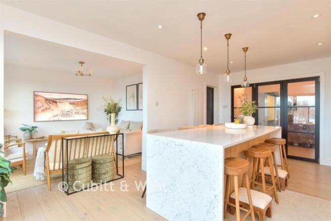 2 bed property, in Warren Close, £695,000
