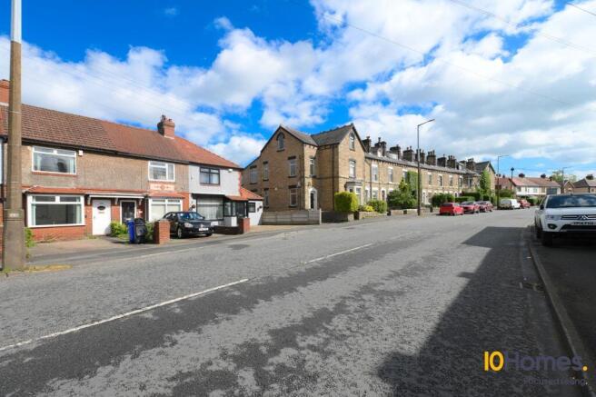 2 bed property, in Huddersfield Road, £190,000