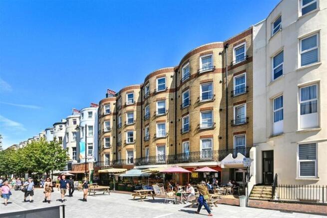 2 bed property, in Close To Seafront, £135,000