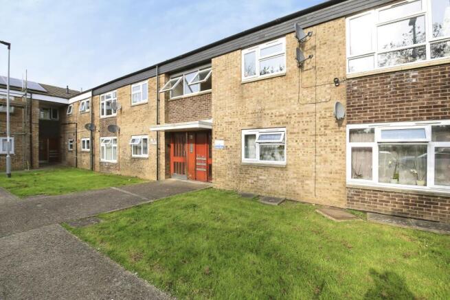 1 bed property, in Crown Street, £100,000