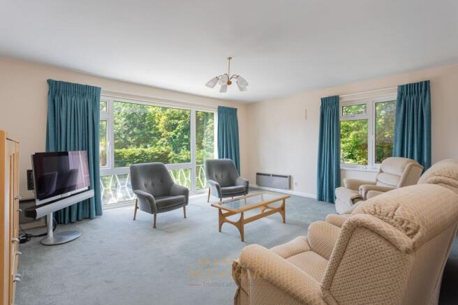 2 bed property, in Grovelands, £250,000