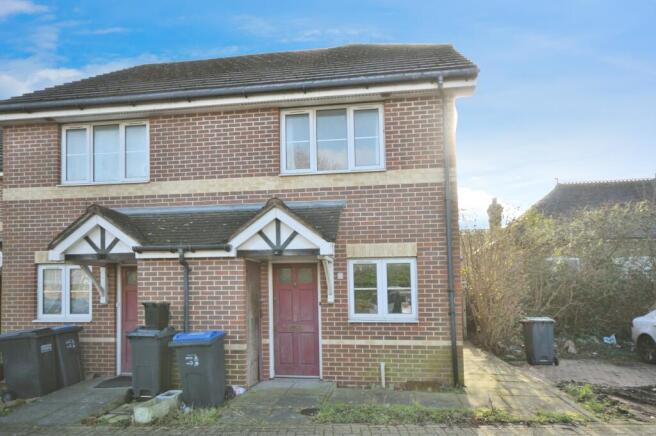 2 bed property, in Priory Gardens, £300,000