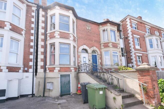 2 bed property, in Whitecross Road, £225,000
