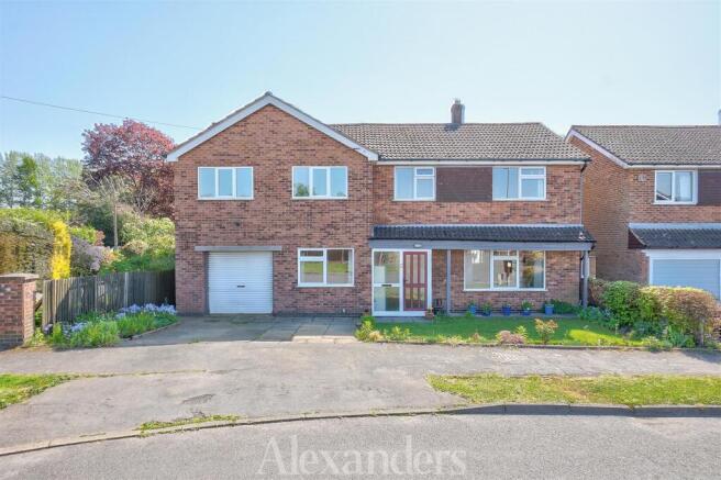 5 bed property, in Arnolds Crescent, £425,000