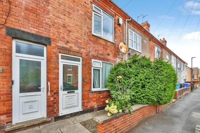 2 bed property, in Kingston Avenue, £100,000