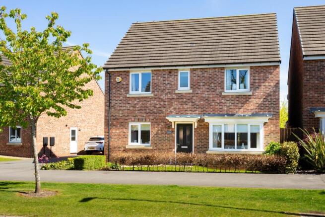 4 bed property, in Oak Close, £475,000