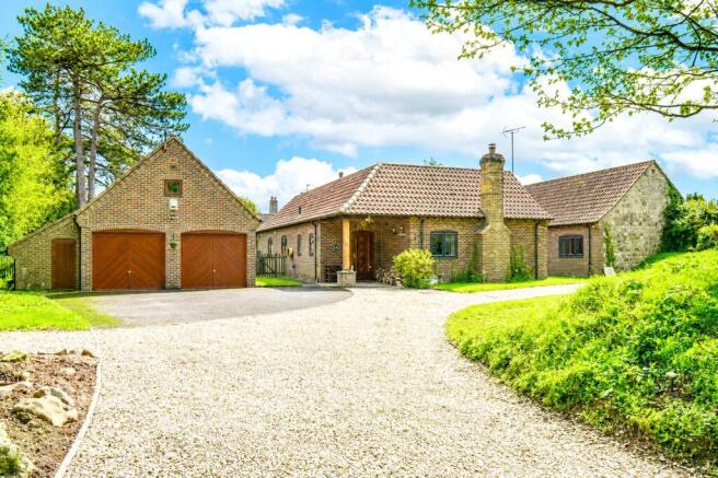 6 bed property, in Beckhampton, £900,000