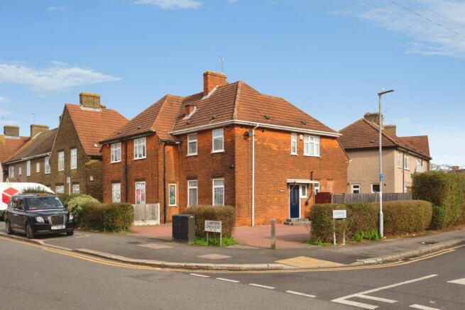 3 bed property, in Farmway, £425,000