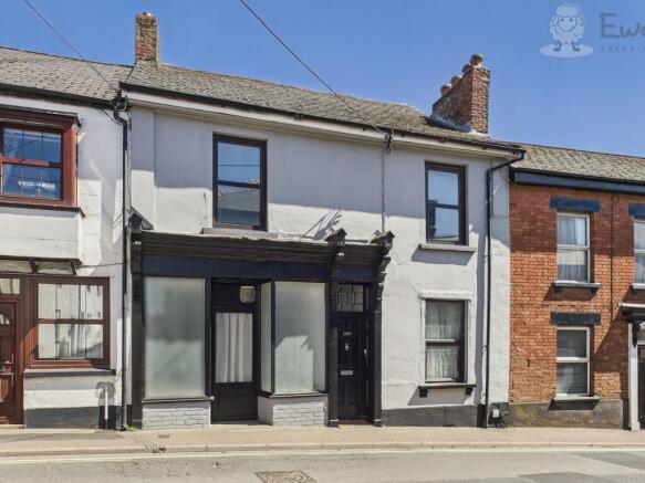 4 bed property, in Exeter Hill, £195,000