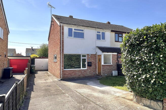 3 bed property, in Chantry Gardens, £289,950