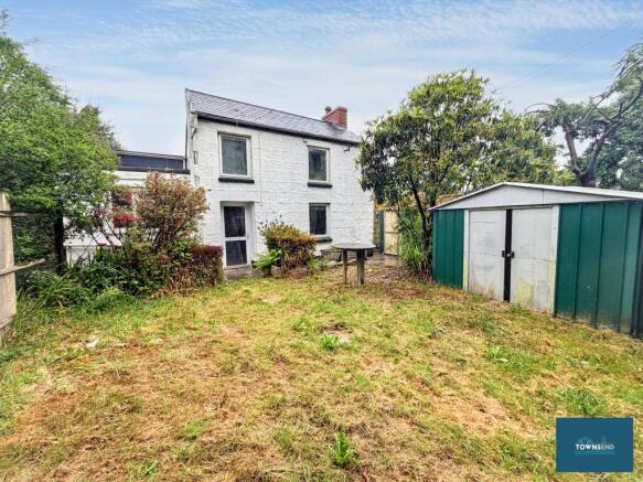 2 bed property, in Lanner Hill, £182,500