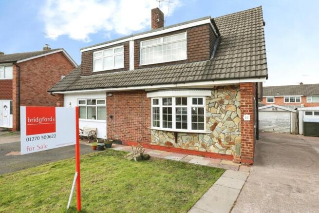 3 bed property, in Oak Tree Close, £160,000