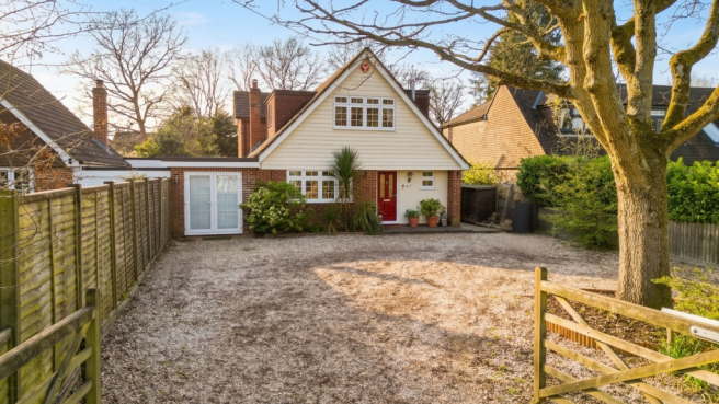 4 bed property, in Nash Grove Lane, £1,000,000