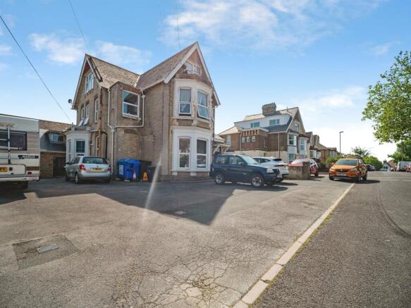 1 bed property, in Glendinning Avenue, £95,000