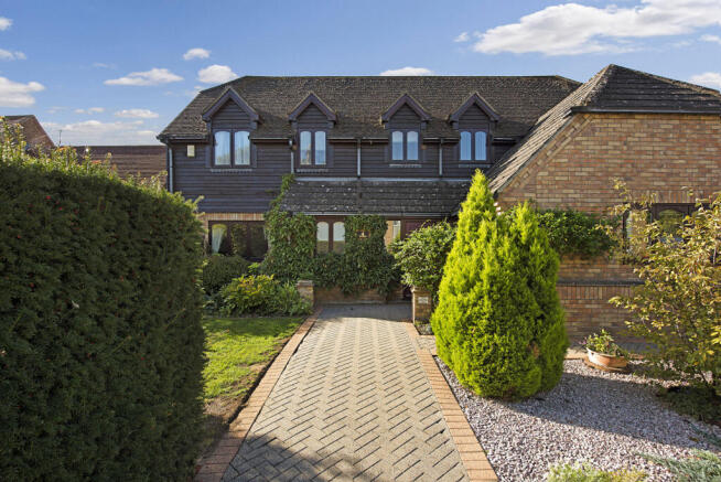 5 bed property, in Home Farm Road, £800,000