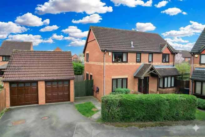 4 bed property, in Wrens Park, £650,000