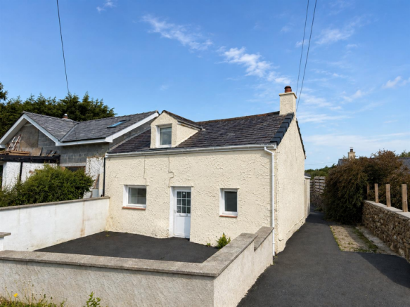 2 bed property, in 2 Efail Castell, £125,000