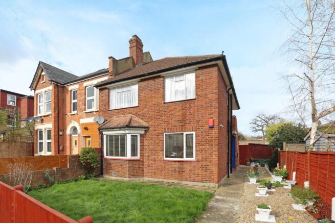 2 bed property, in Vancouver Road, £360,000