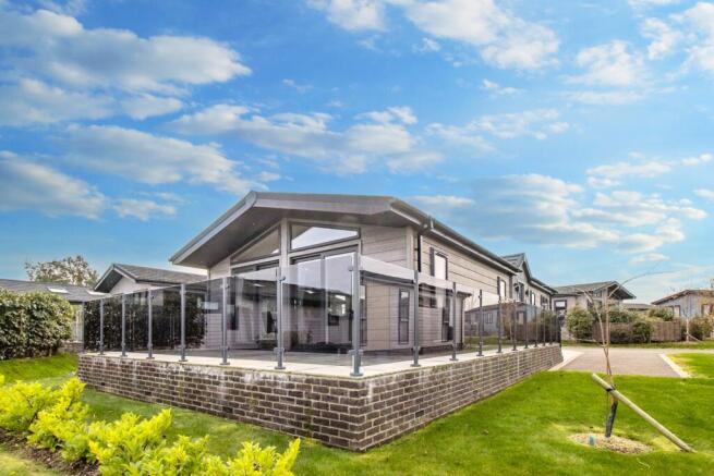 2 bed property, in Marsh View, £300,000