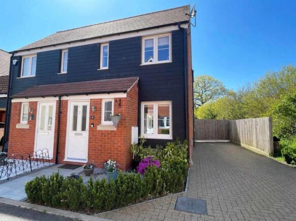 2 bed property, in Elder Close, £375,000