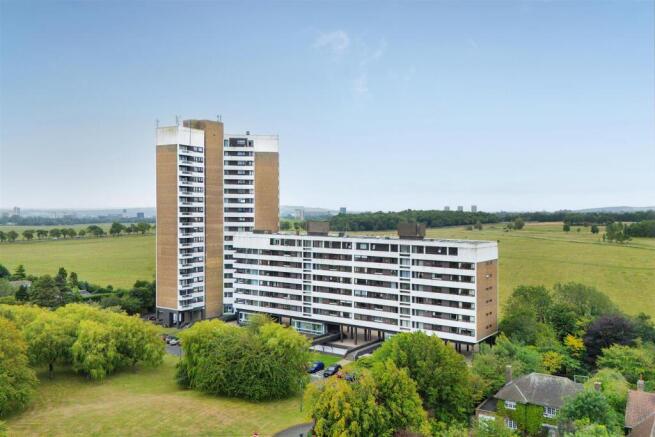 3 bed property, in Montagu Court, £300,000