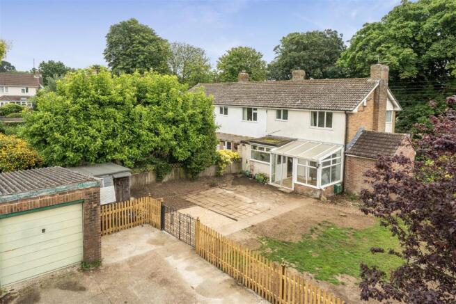 3 bed property, in Lyddons Mead, £275,000
