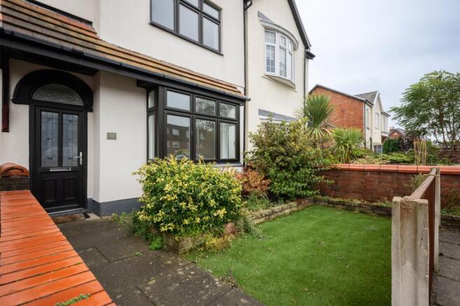5 bed property, in Wennington Road, £400,000