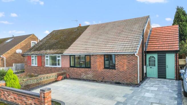 2 bed property, in Monroe Close, £300,000