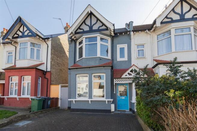 2 bed property, in Chingford Avenue, £375,000