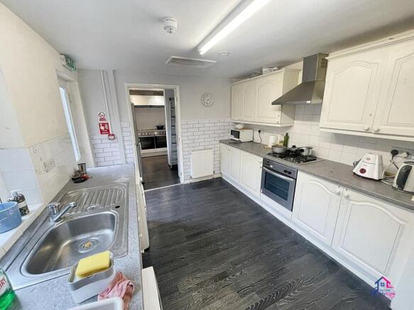 6 bed property, in Avenue Road, £290,000
