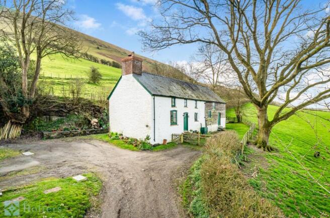 4 bed property, in Llanfaredd, £525,000