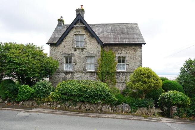 2 bed property, in Edenmount Road, £225,000