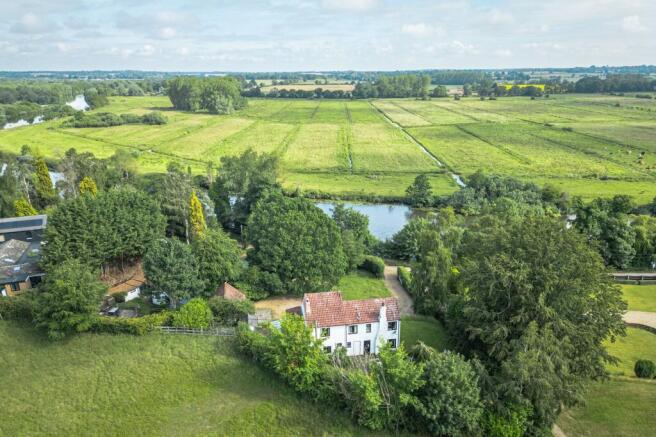 3 bed property, in Elevated Riverside Views in Bramerton, £725,000