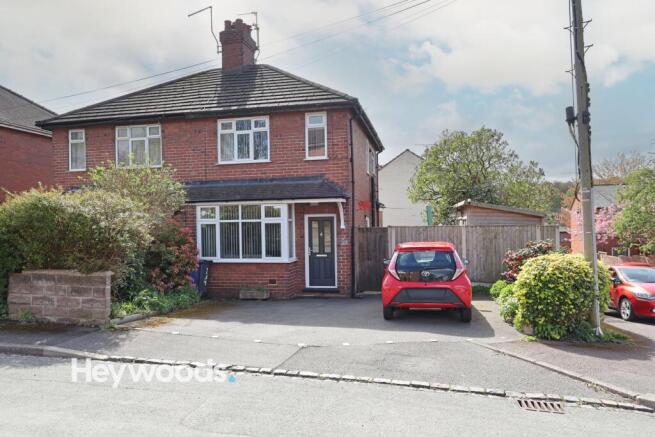2 bed property, in Vicarage Crescent, £200,000