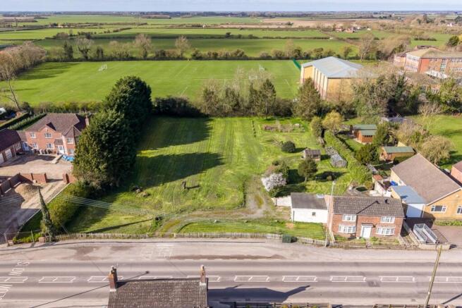 1 bed property, in Main Road, £450,000