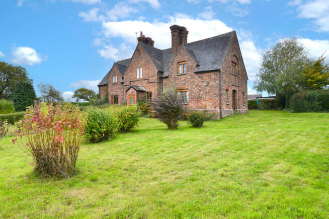 2 bed property, in Bridgnorth Road, £375,000