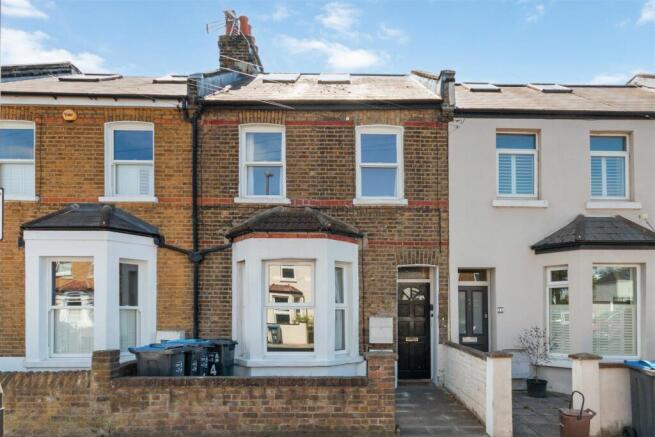 2 bed property, in Dryden Road, £475,000