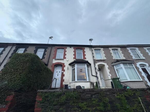 2 bed property, in Pontypridd CF37, £155,000