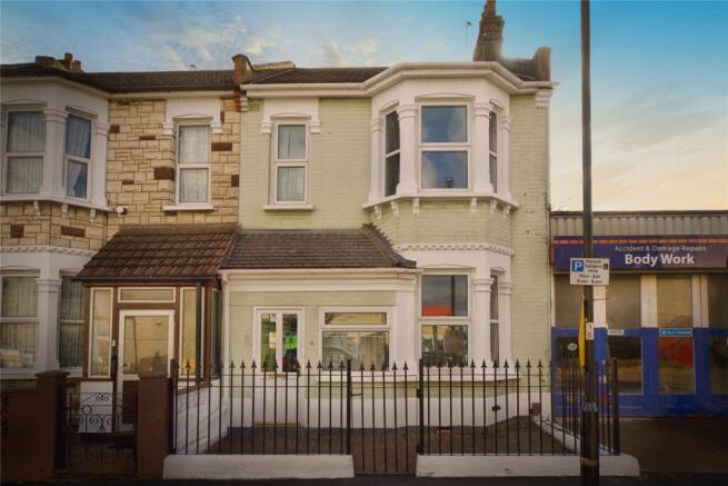 3 bed property, in Rectory Road, £450,000