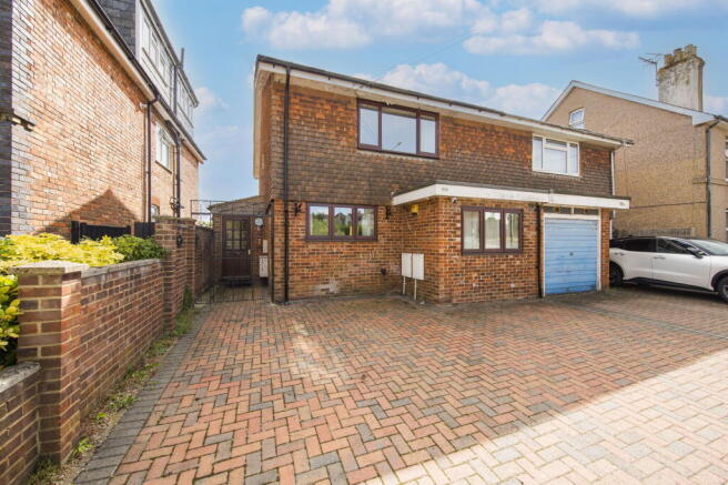 2 bed property, in Powder Mill Lane, £225,000