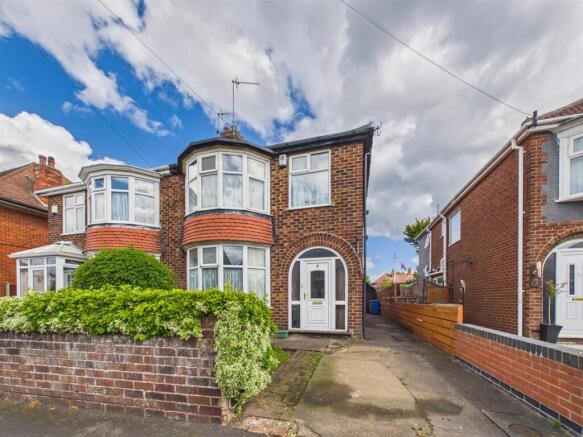 3 bed property, in Rosebery Avenue, £210,000