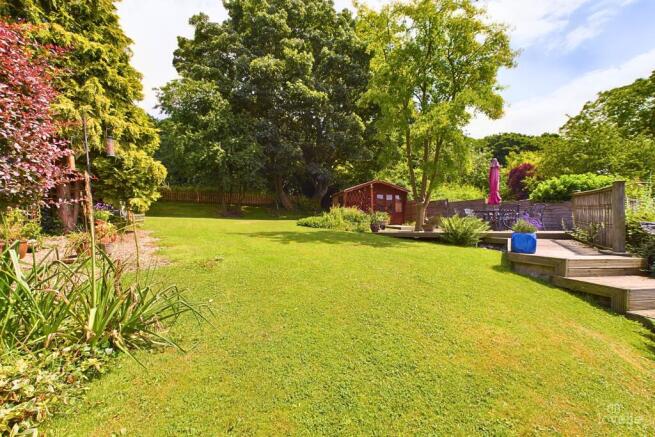 4 bed property, in Main Street, £450,000