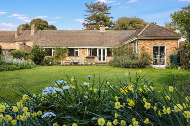 4 bed property, in High Street, £700,000