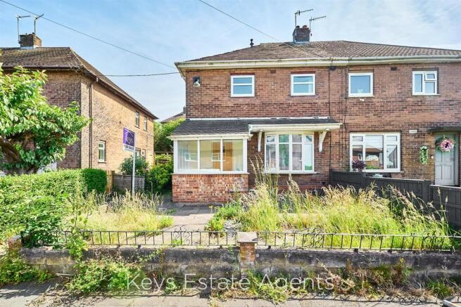 2 bed property, in Mallorie Road, £125,000