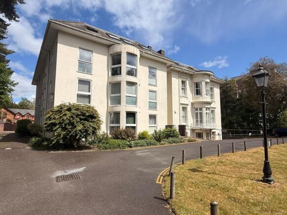2 bed property, in Flat 5, £180,000