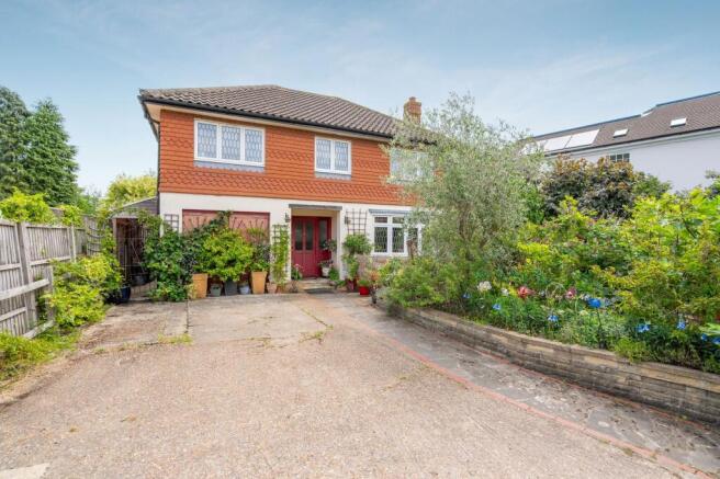 4 bed property, in Whitehall Farm Lane, £795,000