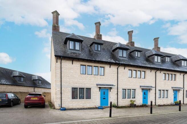 4 bed property, in Sand Furlong, £240,000